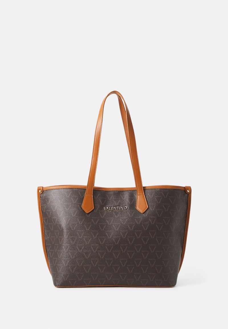 Ruda raštuota didelė rankinė su šviesiai rudos odos akcentais ir dviem rankenomis. Pirmo plano turi "VALENTINO" logotipą, struktūruota forma ir tekstūruotas paviršius.