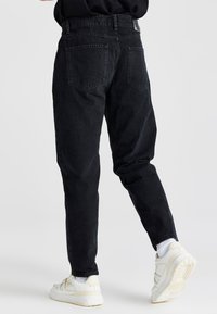 SIKSILK Jeans Tapered Fit - black