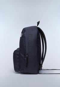 Mochila azul marino hecha de un tejido texturizado, con un compartimento principal con cremallera, un bolsillo lateral y correas de hombro acolchadas.