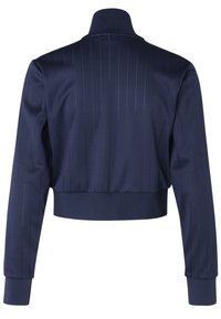 Marineblauwe cropped jas met een gestructureerde kraag, verticale krijtstrepen, geribbelde manchetten en een geribbelde tailleband, gemaakt van een gladde, lichte stof.