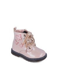 Botín de charol rosa con diseño de cordones, que presenta tres aplicaciones de mariposas de purpurina rosa y una suela de goma negra.