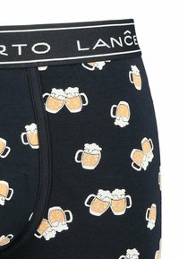 Męskie bokserki z granatową bazą, na której znajduje się powtarzający się wzór pomarańczowych kufli piwa z kremowymi piankami na górze, wykończone czarną gumką.