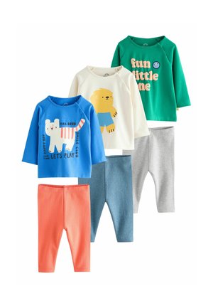 Trois hauts à manches longues pour tout-petits avec des motifs ludiques associés à trois leggings côtelés en orange, bleu et gris sur un fond blanc.