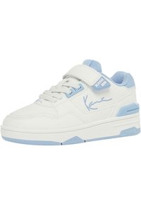 Pantof sport alb și albastru deschis, cu șireturi, o curea Velcro inscripționată cu „KANI 89” și semnătura „Kani” pe lateral.