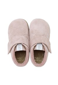 Mocasines para bebés en suave color rosa, con tobillos elásticos y correas de Velcro, diseñados para facilitar el uso y la comodidad.
