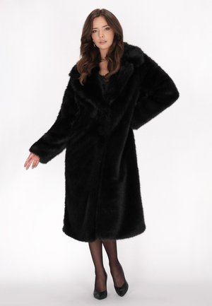 Cappotto in pelliccia sintetica nera con ampio colletto, maniche lunghe e silhouette fino al ginocchio. Texture morbida e design senza cuciture.