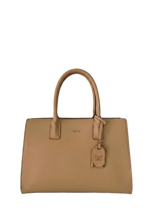 Borsa a mano rettangolare in pelle beige con due manici e un'etichetta brandizzata appesa a un manico.
