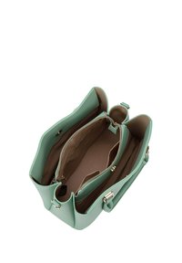 Groene neplederen handtas met drie compartimenten, twee open en één met rits. Glad textuur, gouden hardware en tan stoffen voering.