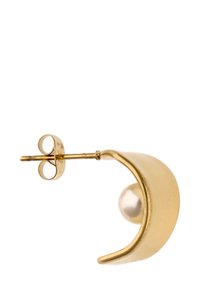 Złote kolczyki metalowe w kształcie zakrzywionego półksiężyca z centralną białą perłą. Projekt zawiera zapięcie na sztyft. Gładka tekstura.