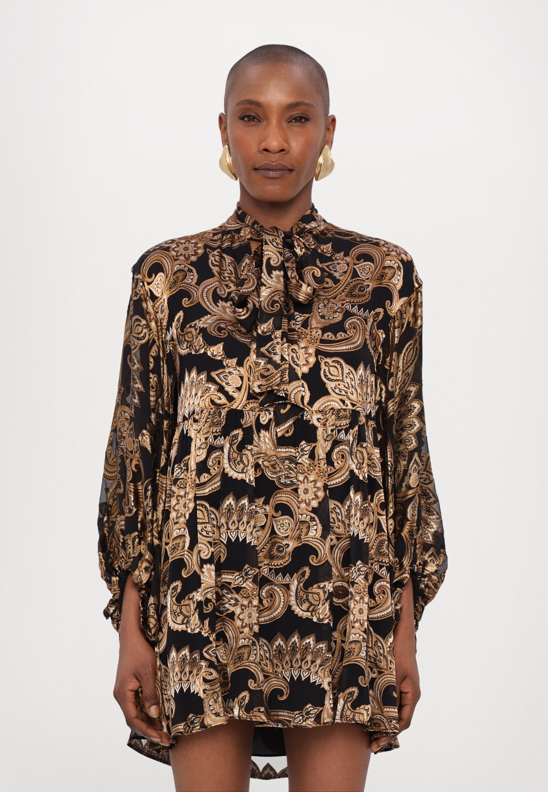 Alice + Olivia OPAL TIE NECK POET TUNIC DRESS - Day dress - black/multi-coloured - Zalando.ie Alice + Olivia OPAL TIE NECK POET TUNIC DRESS - Day dress - black/multi-coloured - Zalando.ie