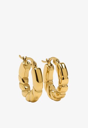 Kolczyki obręcze w złotym kolorze, z mieszanką gładkich i fakturowanych ogniw w splotowym wzorze, wyposażone w bezpieczny mechanizm zamknięcia.