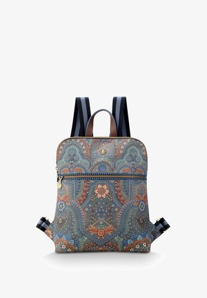Rugzak met een patroon in blauwe, oranje en groene tinten, gemaakt van stof met een vlakke structuur en verstelbare gestreepte schouderbanden.