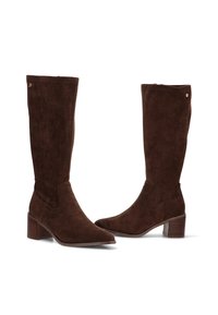 Botas de ante marrón hasta la rodilla con punta afilada y tacón apilado. Presentan una textura suave y un diseño minimalista.