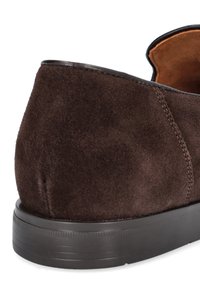 Brązowy zamszowy but z zaokrąglonym tyłem, kontrastowymi skórzanymi wykończeniami i teksturowaną gumową podeszwą. Wyraźne detale stębnowania wzdłuż szwów.