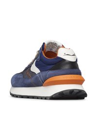 Sneaker in camoscio e rete blu navy con dettagli bianchi, tacco arancione, suola testurizzata e lacci piatti. Progettato per il comfort e l'uso quotidiano.