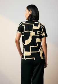 Next Printtipaita - monochrome swirl print