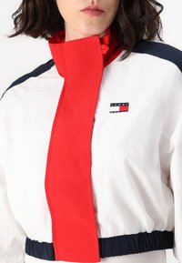 Tommy Jeans WINDBREAKER - Lett jakke - white/multicoloured