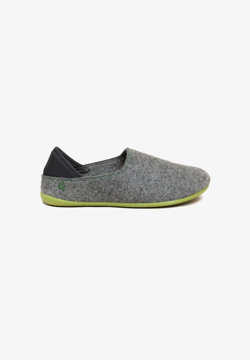 Grå slip-on sko med sorte accenter, der har en letvægtig grøn sål, afrundet tå og et enkelt design uden snørebånd.