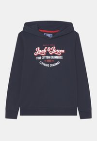 Felpa in cotone blu navy con stampa frontale bianca e rossa, caratterizzata dal nome del marchio "Jack & Jones" e elementi testuali decorativi.