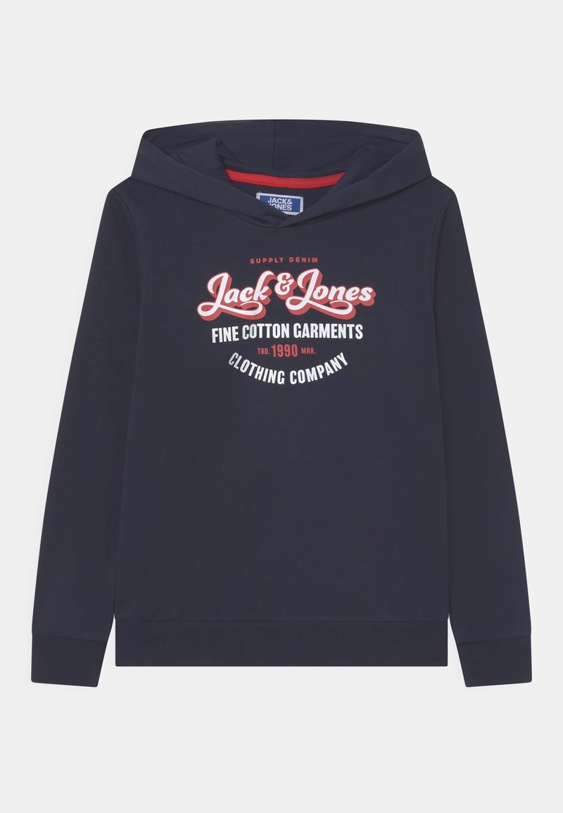 Hoodie en coton bleu marine avec un imprimé sur le devant en blanc et rouge, arborant le nom de la marque "Jack & Jones" et des éléments textuels décoratifs.