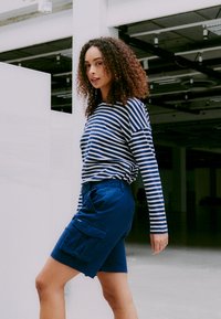 Oxmo OXKVINNE REGULAR FIT - Shorts - dress blues