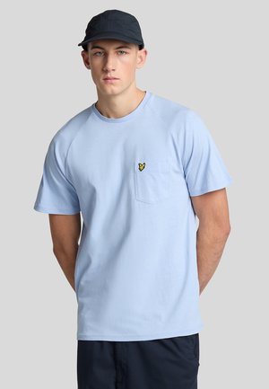 Lysblå bomulds t-shirt med korte ærmer, rund halsudskæring og en brystlomme med et gult sommerfuglelogo.