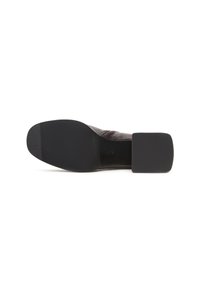 Semelle de chaussure noire avec un design en caoutchouc texturé. Forme arrondie, talon plat et léger débord à l'arrière avec une finition lisse.