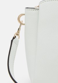 Guess NOELLE COMPARTMENT  - Olkalaukku - white