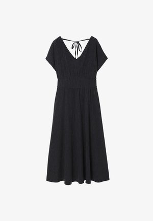 Czarna sukienka do kolan wykonana z fakturowanej tkaniny; ma dekolt w kształcie litery V oraz luźne krótkie rękawy z zapięciem na troczek z tyłu.