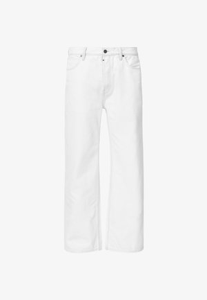 Valkoiset farkut suoralinjaisella leikkauksella, vakioviiden taskun suunnittelu ja metallinappisulku vyötäröllä, ominaisuutenaan sävyttäytynyt ommel.