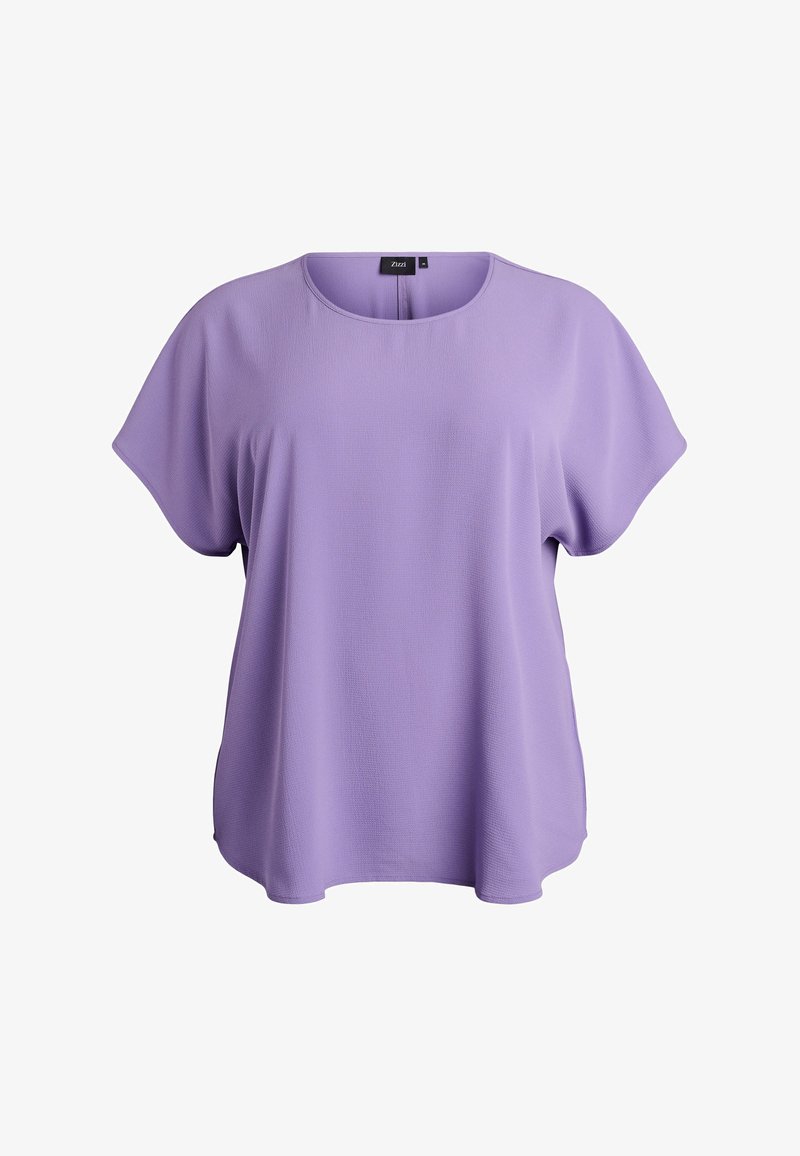 Lavendli värvi lühikeste varrukatega pluus tekstuurse kangaga, ümmarguse kaeluse ja lõdvestunud lõikega. Pehme, kerge disain, sobiv igapäevaseks kandmiseks.