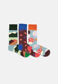 Drei Paar Socken: grün und blau mit Bergmuster, burgunderrot mit Blattdesign und hellblau mit bunten Pilzen. Baumwollmischung, Knöchelhöhe.