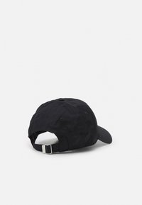 Cappellino da baseball nero con visiera curva, realizzato in tessuto testurizzato. Cinghia regolabile sul retro con fibbia in metallo e fori di ventilazione.