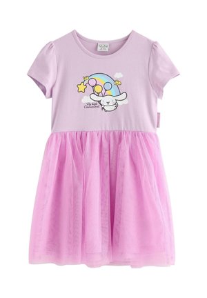 Jasnofioletowa sukienka z krótkim rękawem i różową spódnicą z tiulu, ozdobiona kreskówkowym zajączkiem trzymającym balony pod tęczą z ptakami i gwiazdą.