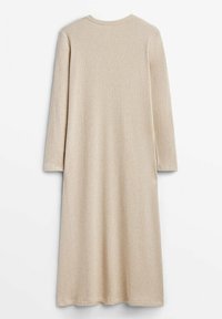 Robe midi à manches longues en maille côtelée beige, avec encolure ronde, coupe droite et tissu à texture douce.