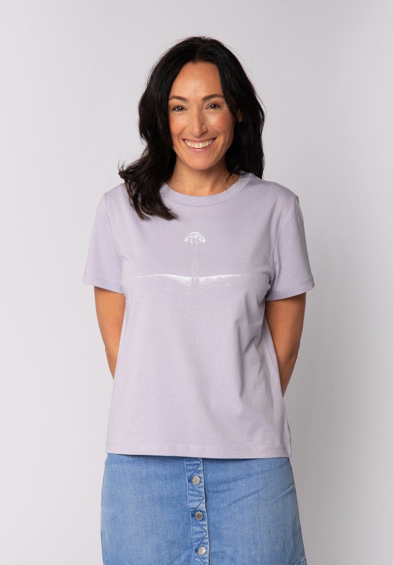 Helllila Kurzarm-T-Shirt mit Rundhalsausschnitt, das ein weißes grafisches Design einer Figur und einem Regenschirm über einer Horizontlinie zeigt.