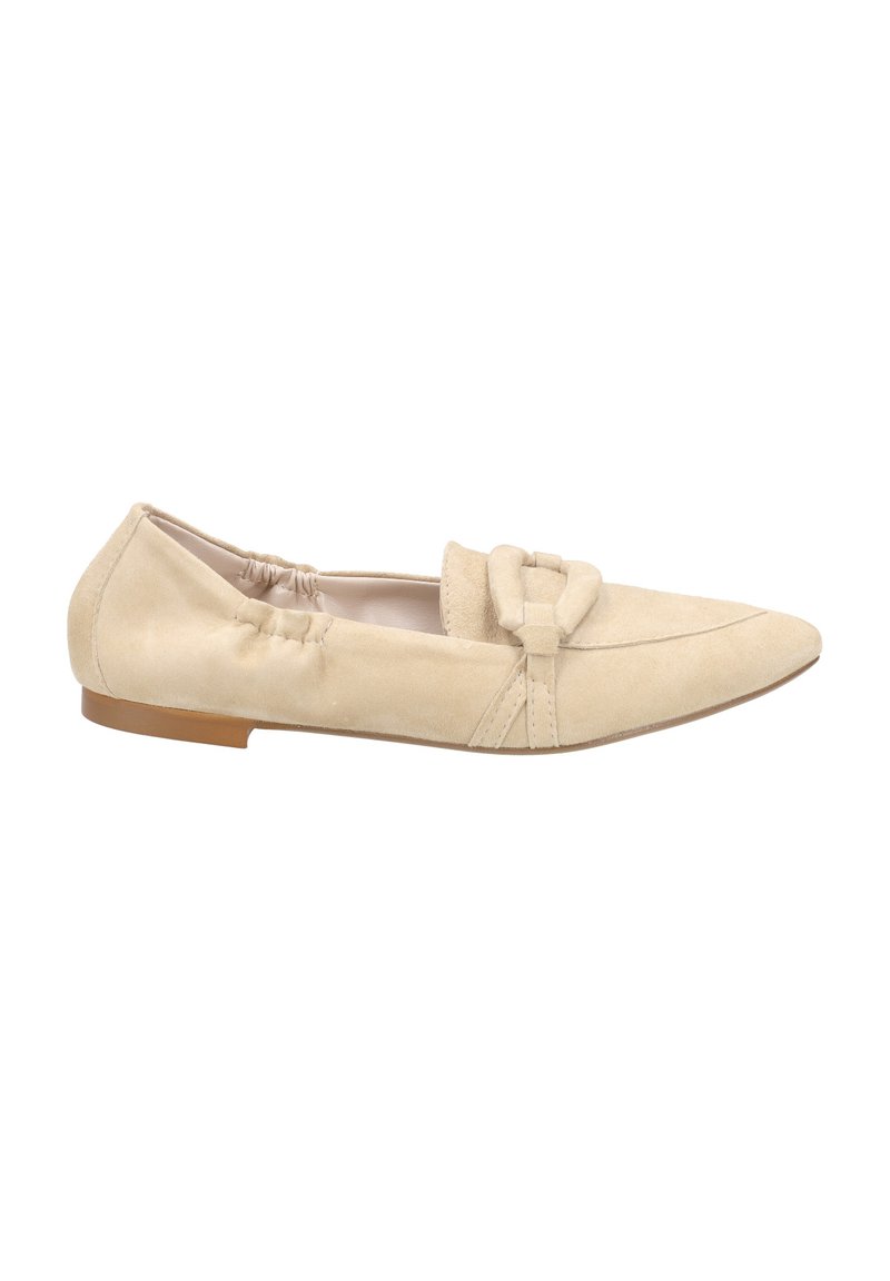 Beige Wildleder Slipper mit spitzer Zehenform, dekorativem Knotendetail auf dem Obermaterial, elastischen Seitenpaneelen und flacher Sohle.