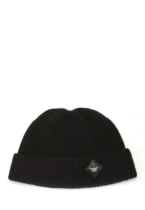 Bonnet en tricot noir avec un design côtelé texturé, présentant un revers replié et une petite étiquette en forme de diamant sur le côté.