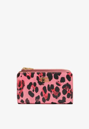 Różowy portfel w czarno-czerwony print w panterkę, o teksturowanym wykończeniu, ze złotym zamkiem błyskawicznym i logo. Kompaktowy prostokątny kształt z zaokrąglonymi krawędziami.
