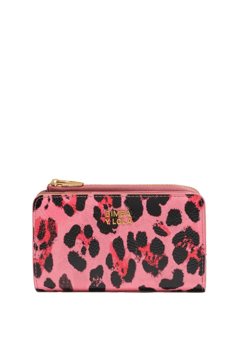 Monedero rosa con estampado de leopardo negro y rojo, acabado texturizado, cremallera dorada y logotipo. Forma rectangular compacta con bordes redondeados.