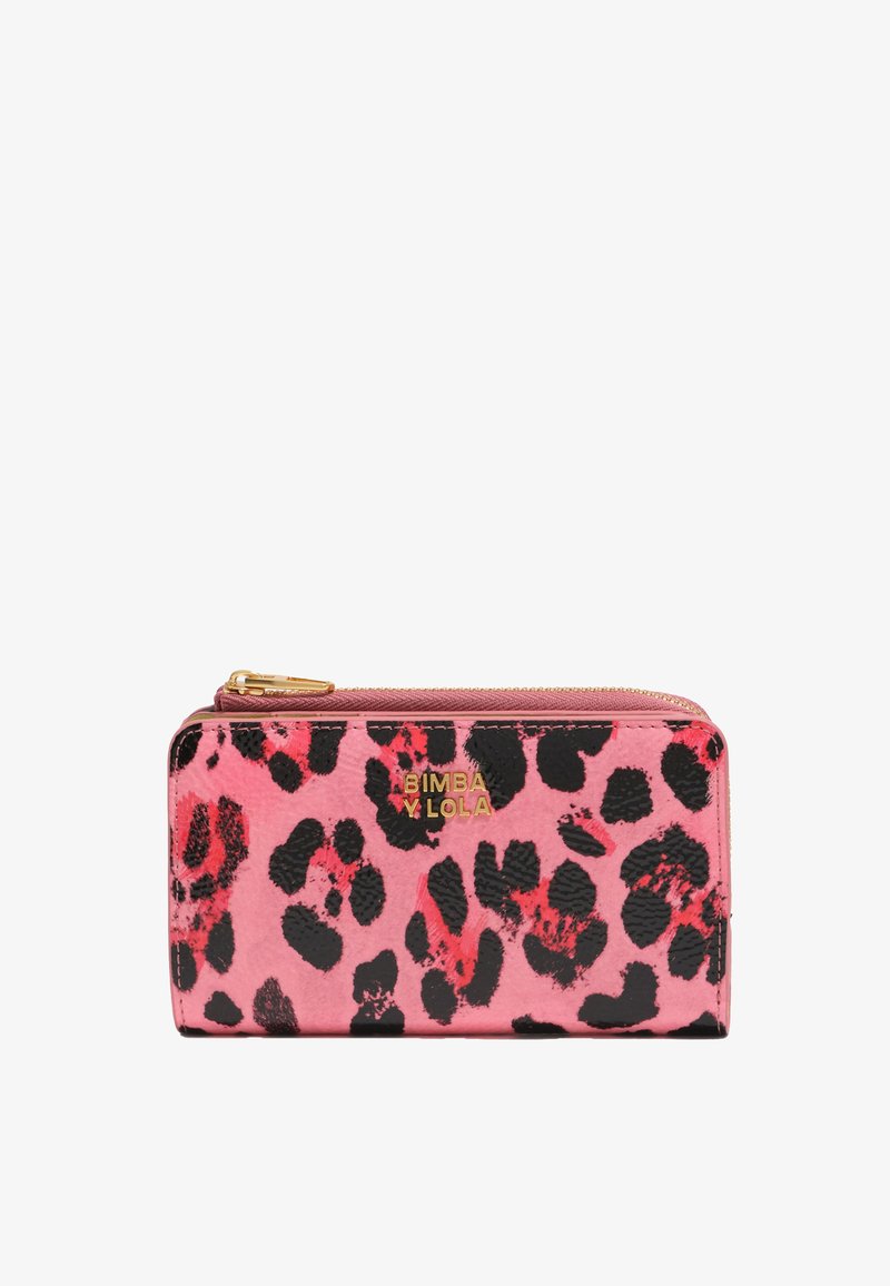 Monedero rosa con estampado de leopardo negro y rojo, acabado texturizado, cremallera dorada y logotipo. Forma rectangular compacta con bordes redondeados.