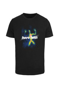 Sort t-shirt med en farverig glødeffekt og en figur samt teksten "have faith" i fed hvide bogstaver på forsiden.