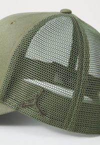 Jordan RISE TRUCKER - Kepuraitė - medium olive/cargo khaki/(sail)