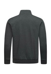 Tumehall kašmiirist jakk, kraega, pikade varrukatega ja soonikkoes. Sile tekstuur, minimalistlik disain, ilma nähtavate mustrite või aktsentideta.