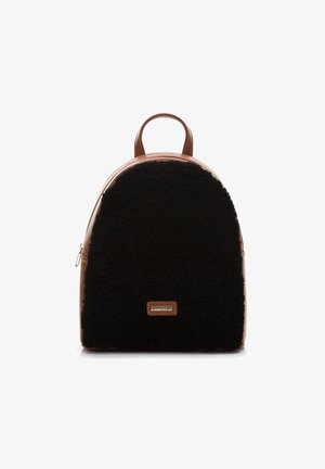 Mochila negra de textura suave, con detalles en cuero marrón y un asa en la parte superior. Cuenta con un bolsillo con cremallera en la parte delantera y un pequeño logo en la parte inferior.