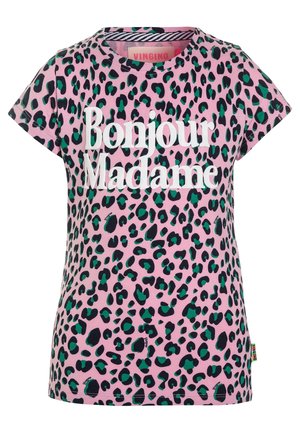 Chemise rose à manches courtes avec des taches de léopard vertes et noires et un texte blanc disant "Bonjour Madame" sur le devant.