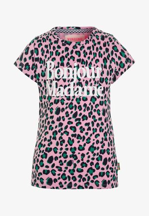 Pink kortærmet skjorte med grønne og sorte leopardpletter og hvid tekst med teksten "Bonjour Madame" foran.