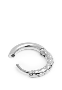 Pendiente de aro de metal plata con una superficie pulida y curvada, y una sección texturizada y martillada. Suave y brillante en general, con detalles distintivos.