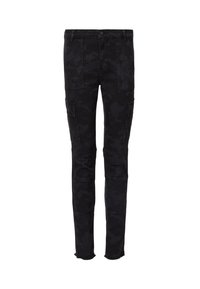 Pantalones cargo de camuflaje negro con múltiples bolsillos, corte ajustado, detalles de cremallera en los tobillos y un dobladillo ligeramente desgastado. Fabricados en denim.