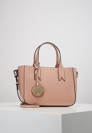 Růžová kožená texturovaná kabelka s dvěma uchy, odnímatelným ramenním popruhem a kulatým zlatým logem na bílé ploše.